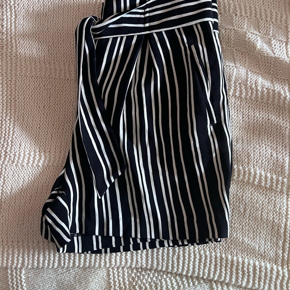 Black and white short - Picture 2 of 3